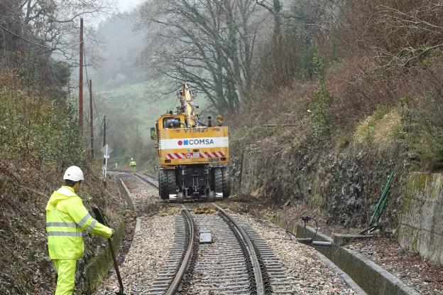 Un argayu corta la línea del tren en Las Bajuras, entre Llanes y Unquera