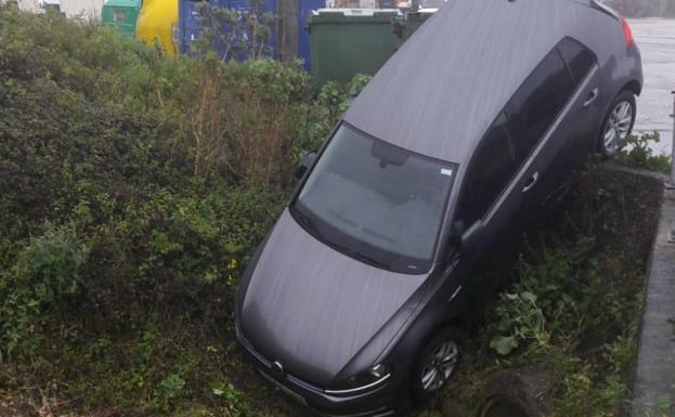 Un coche cae desde un parking de La Franca