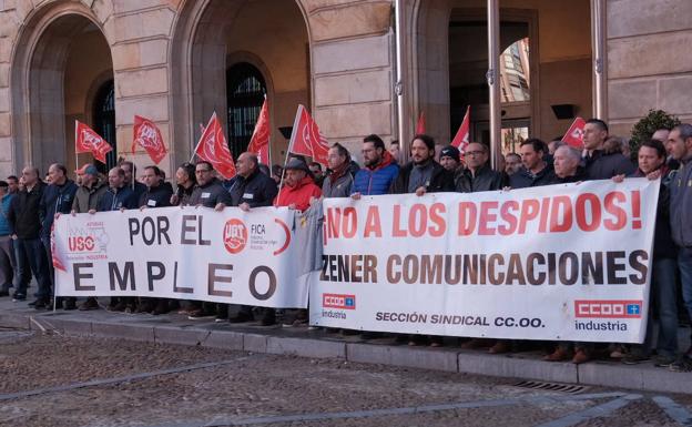 Los trabajadores de Zener se concentran en Gijón: «Pedimos a Euskaltel que medie en este conflicto»