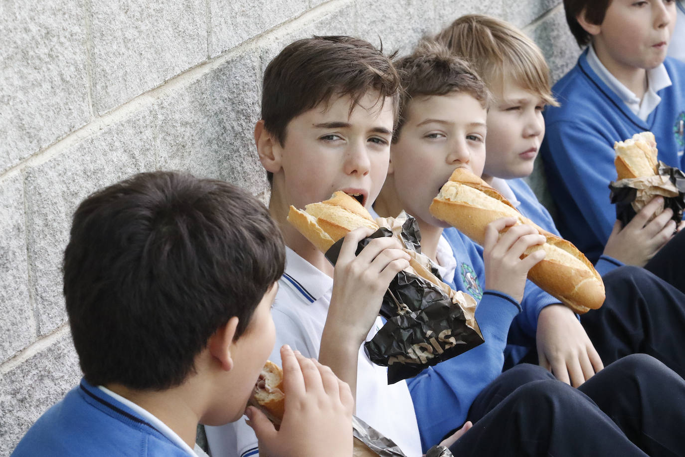 Los alumnos del colegio de la Inmaculada, entre juegos y bocata