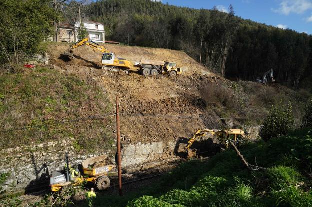 Ribadedeva pide aprovechar la supresión de pasos a nivel para dar salida a Bustio a la N-634