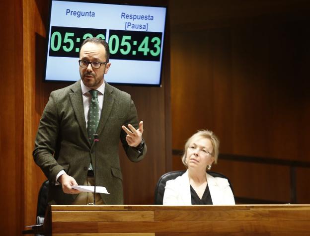 La Junta pone cerco al 'pin parental' y acusa a Vox de usar la educación de «arma arrojadiza»