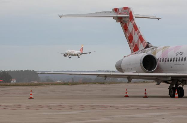 Volotea «sopesa» abandonar el aeropuerto de Asturias en octubre