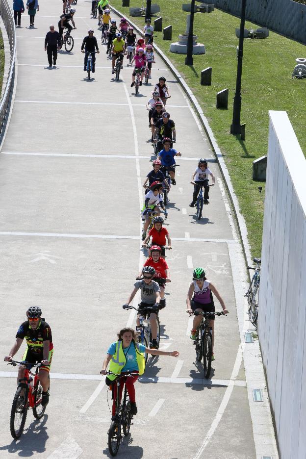 La creación de carriles bici integrados será una de las primeras medidas del Plan de Movilidad de Avilés