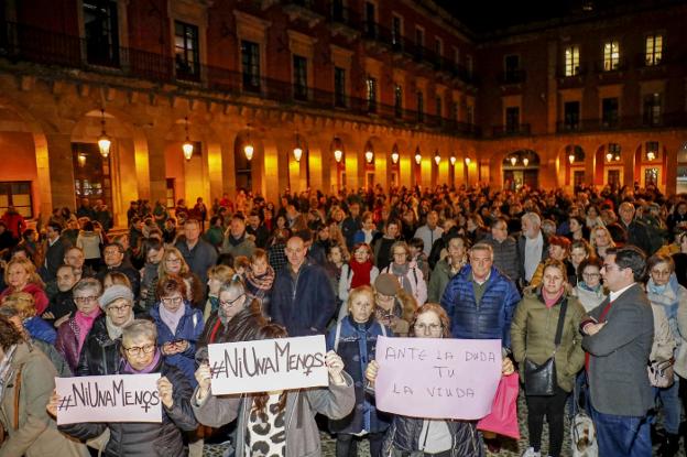 Crimen de Gijón | El asesino confeso de Lorena Dacuña asegura que su exnovia llegó con otro hombre al piso donde la atacó
