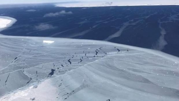 El iceberg más grande del mundo, a punto de entrar al océano abierto