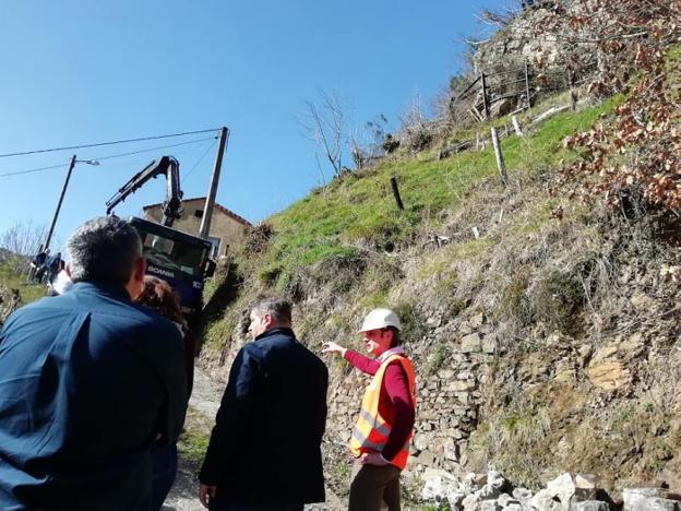 Laviana trata de contener el argayo de La Bárgana, con 300 toneladas de tierra en riesgo