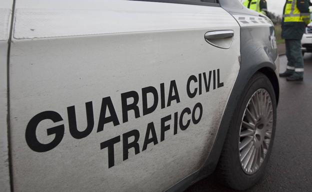 Dos guardias civiles salvan a una pasajera de un autobús que sufrió un ataque epiléptico en Nava