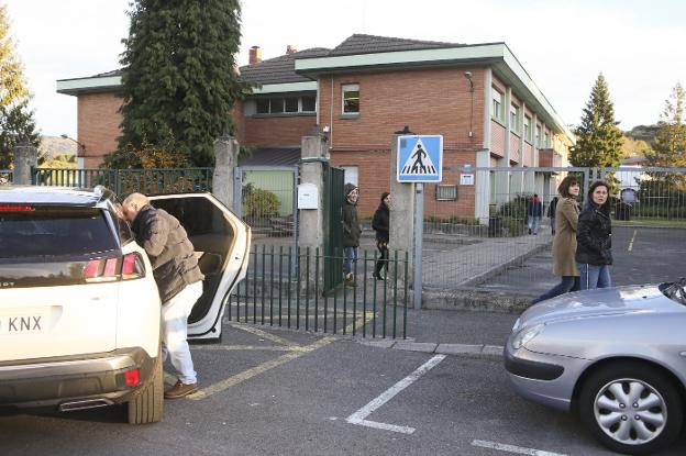El profesor de Nava acusado de abuso sexual «inquieta» a los padres del colegio de Lieres