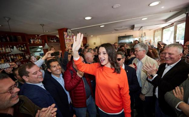 El acercamiento de Arrimadas al PP rebela al sector crítico de Ciudadanos