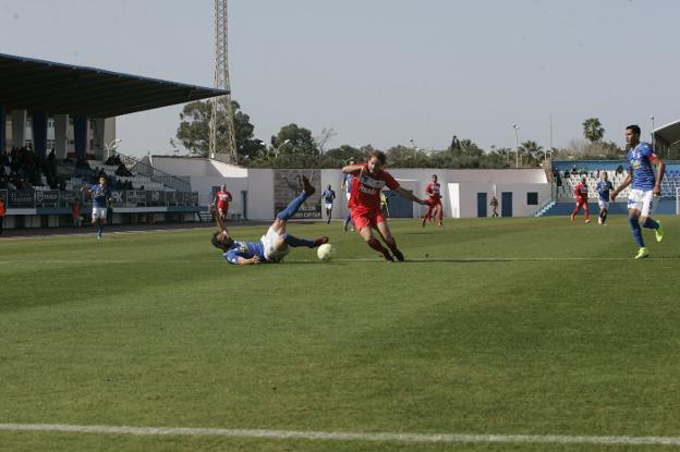 Dos golazos del Melilla cortan la racha del Marino (2 -1)