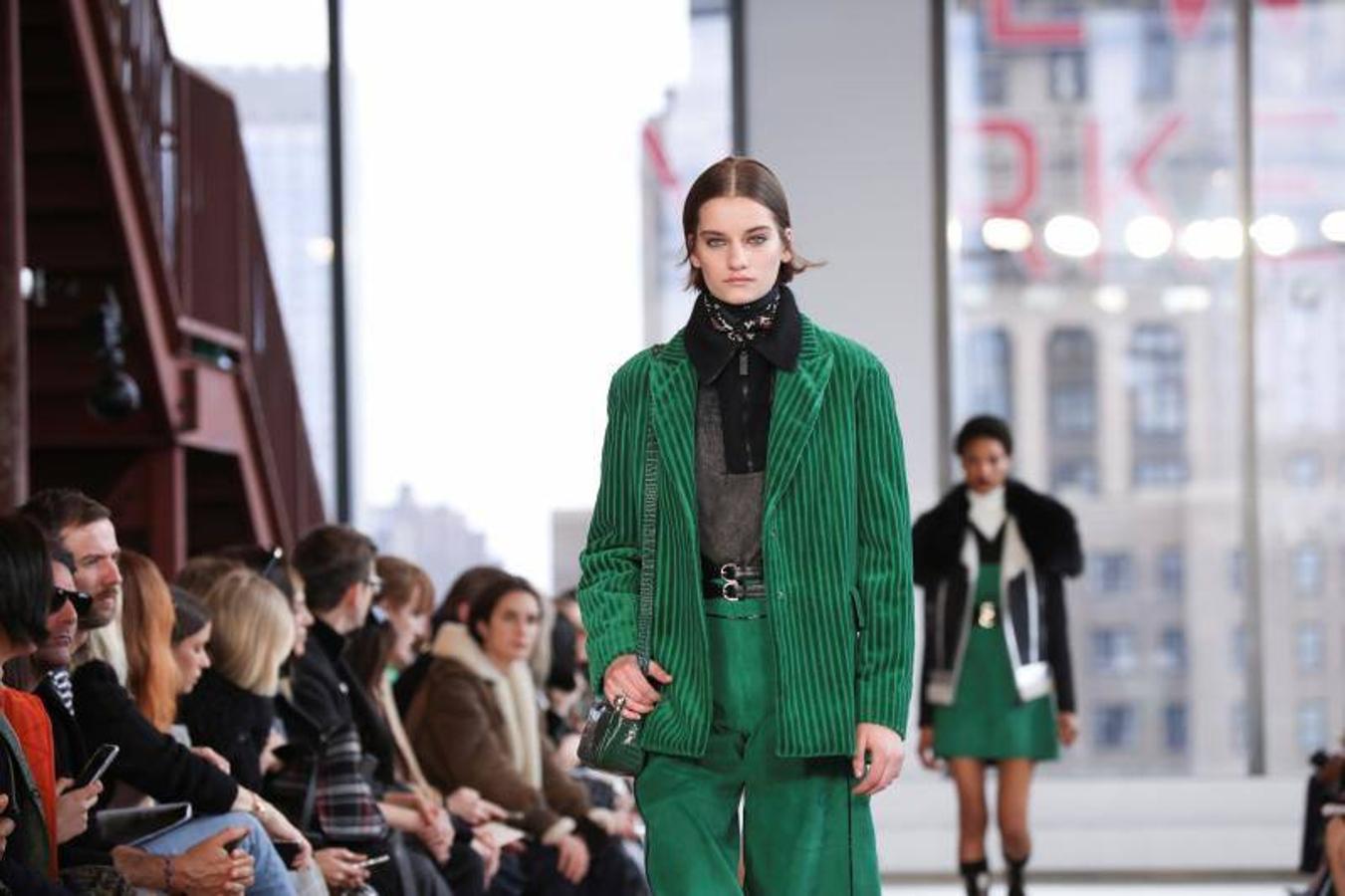 El glamour parisino de los años 70 pisa fuerte en el desfile de Longchamp