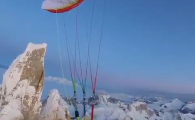 Las espectaculares imágenes del escalador Fabian Buhl volando desde la cima del Cerro Torre