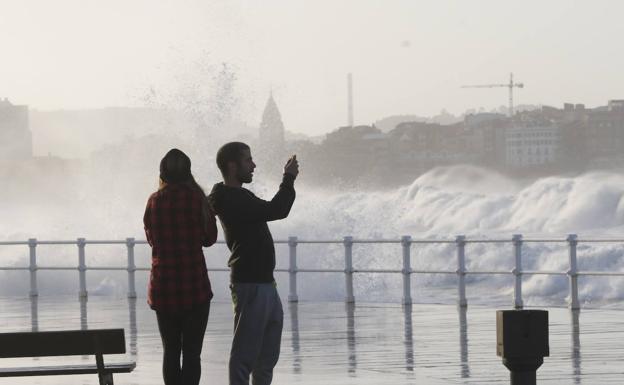 El puerto gijonés registra olas de ocho metros