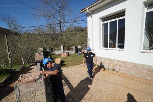 El Ayuntamiento de Onís reparará pistas ganaderas y locales para uso de los vecinos