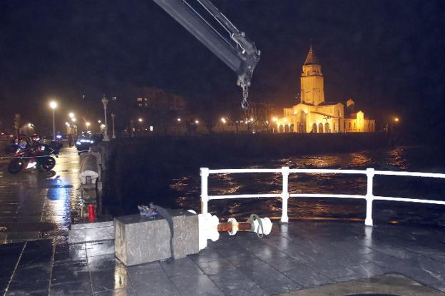 El temporal marítimo deja olas de hasta ocho metros que causan daños en Gijón