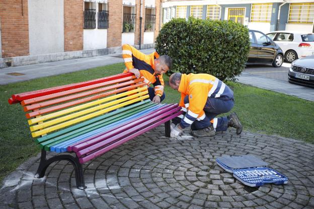 Riosa suma bancos arcoíris a sus calles