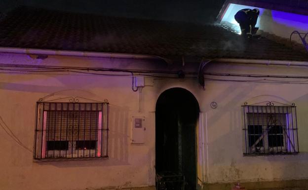 Un hombre sufre quemaduras leves en las manos al sacar un sofá ardiendo de casa