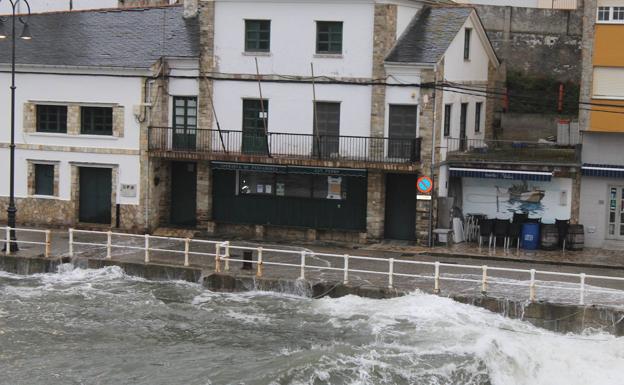 Olas de ocho metros de altura dejan numerosos daños en toda la costa