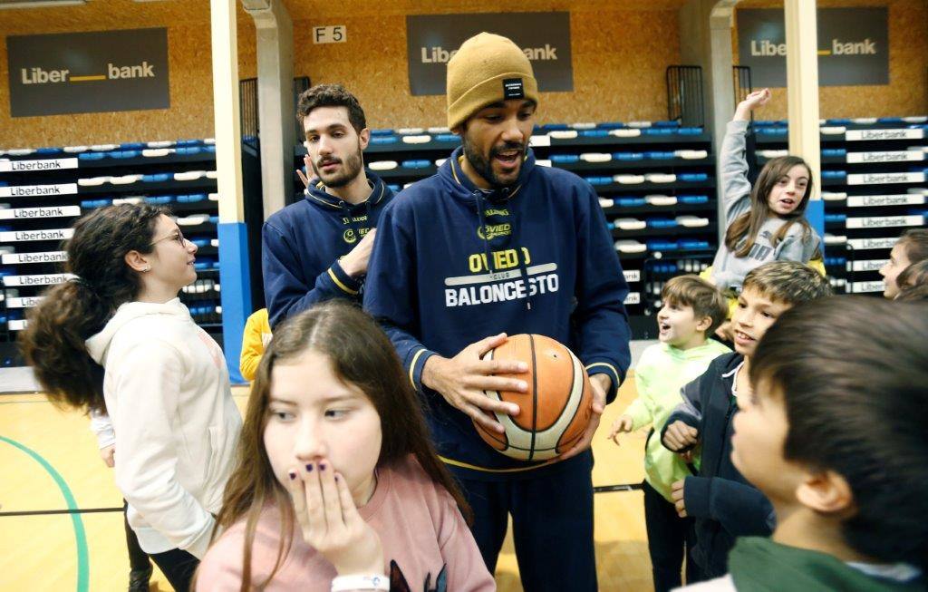 Encuentro escolar con jugadores del Oviedo Baloncesto