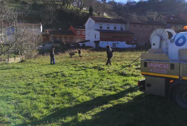 Un tapón de toallitas húmedas atasca una tubería en Bimenes