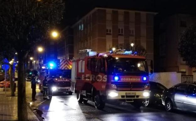 Tres heridos en un incendio en un bloque de viviendas en Gijón