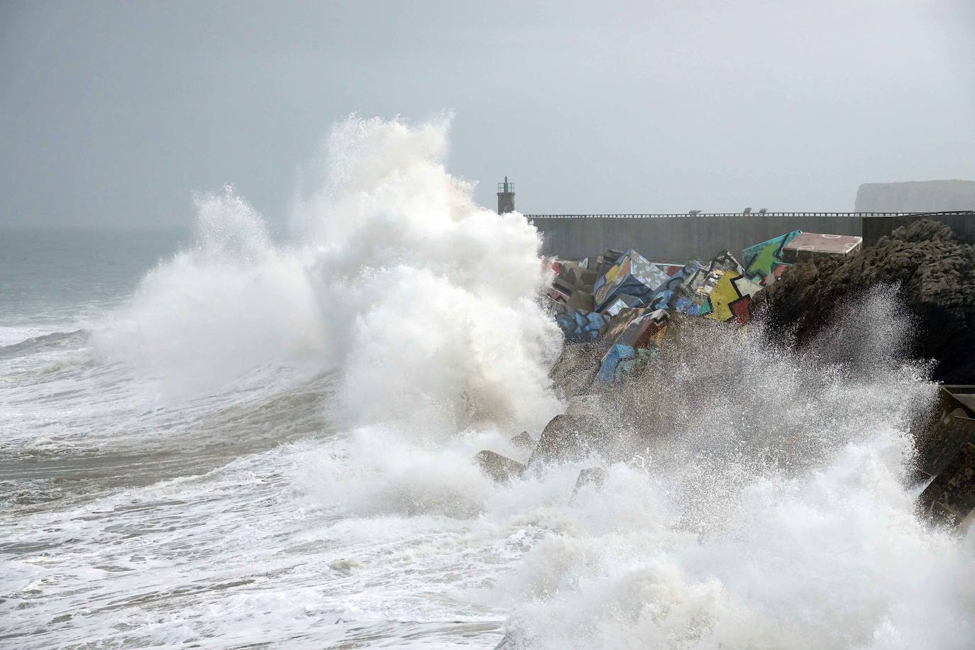 El fuerte oleaje deja olas de hasta 8 metros en Asturias
