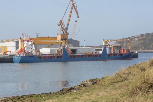 La Policía busca a dos polizones de origen africano que huyeron de un barco atracado