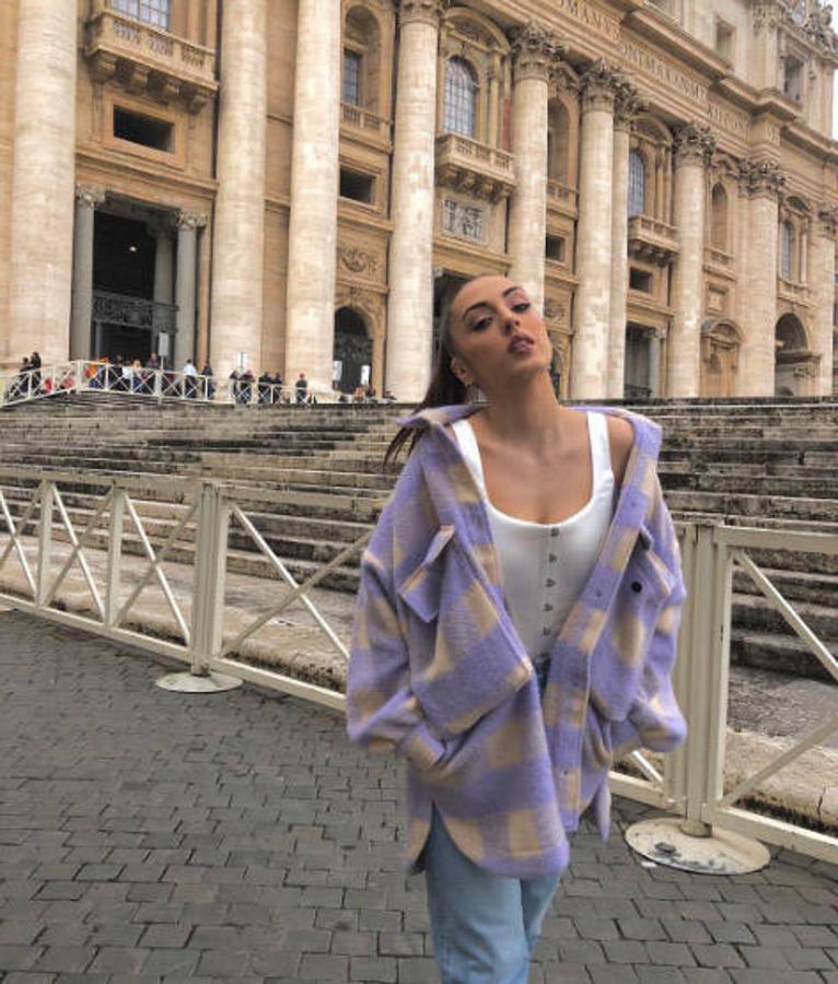 Así se lleva la sobrecamisa que más arrasa esta temporada