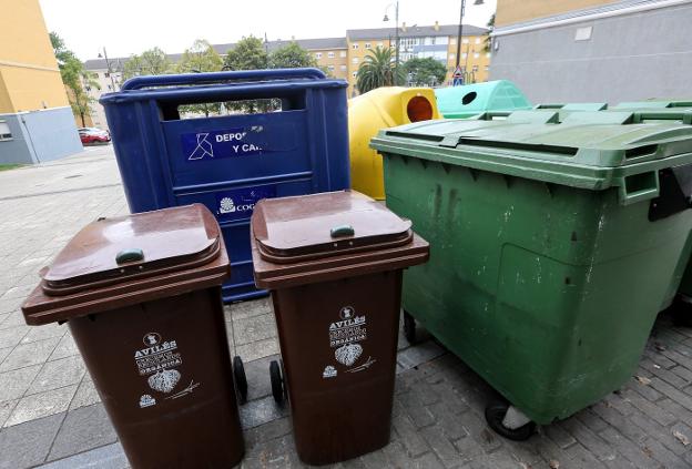 El horario de recogida de basura en Avilés será de ocho a once de la noche todo el año