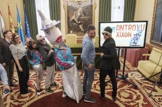 El antroxu homenajea al popular Rambal y presenta a una sardina 'influencer'