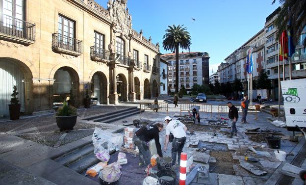 El hotel de La Reconquista repara las losetas de acceso a la entrada principal