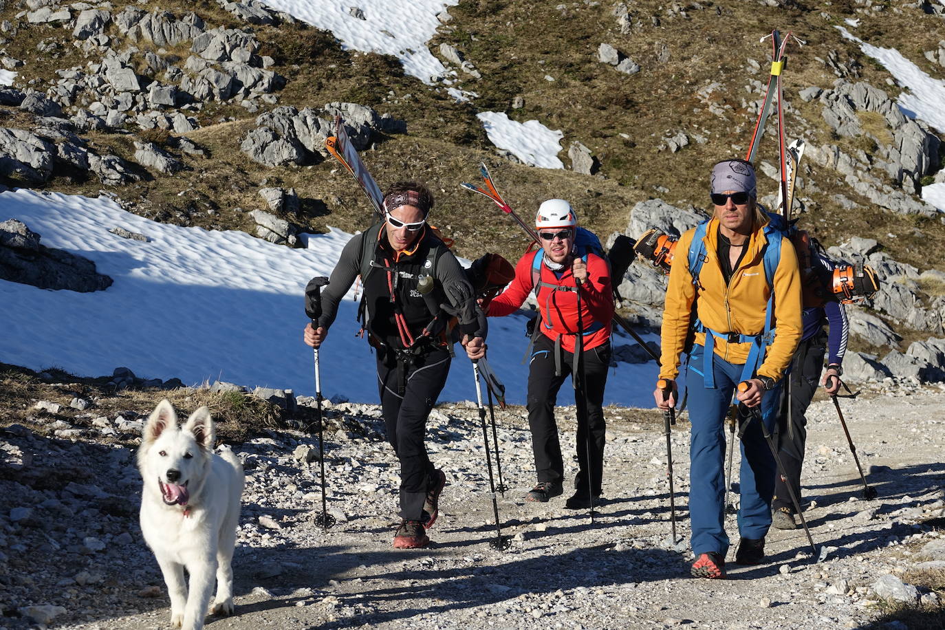 La belleza del esquí de alta montaña en la Sotres Ski Tour