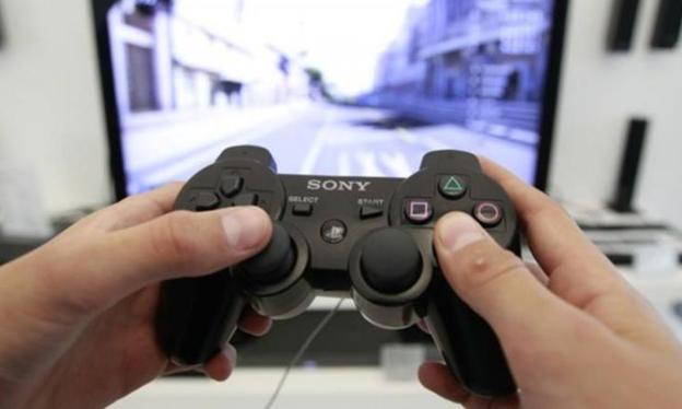 Deja la sartén en el fuego mientras juega a la Play e incendia su casa