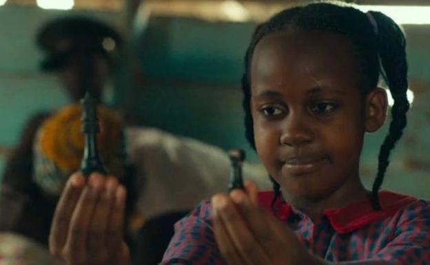 Muere a los 15 años Nikita Walingwa, actriz de Disney en 'La reina de Katwe'