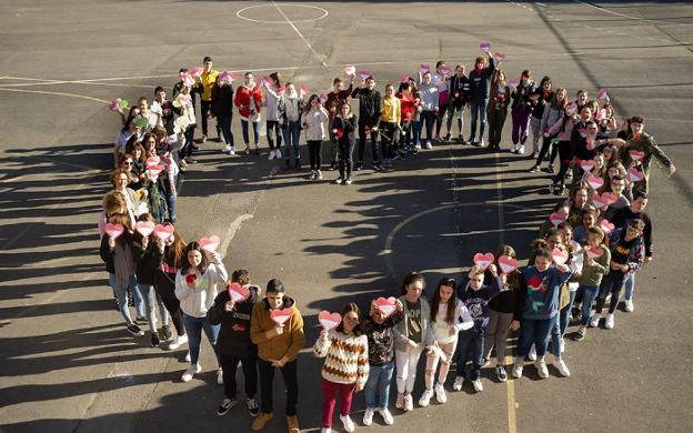 Los alumnos del IES de Infiesto crean un corazón contra el cáncer infantil