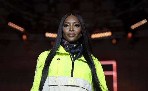 Naomi Campbell abre el desfile de Tommy Hilfiger en Londres