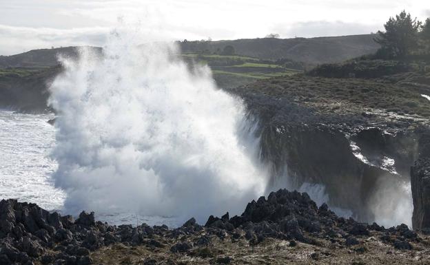 El fuerte oleaje vuelve a poner en alerta a Asturias