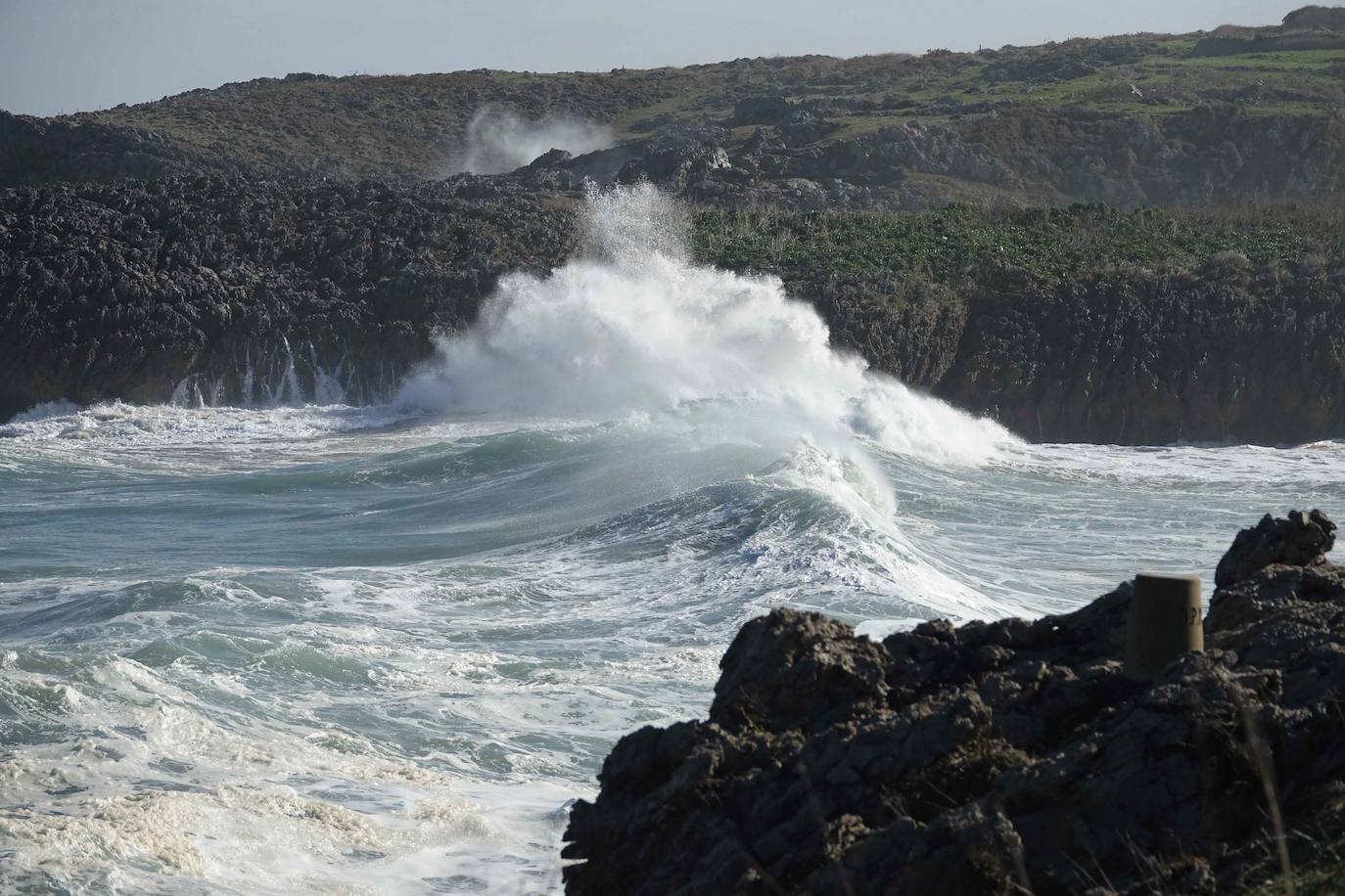 Las imágenes que deja el fuerte oleaje en el litoral asturiano