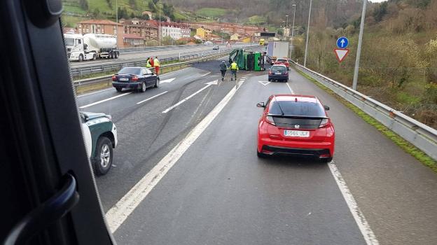 Vuelca un camión con carbón en la A-66 a la altura de Olloniego