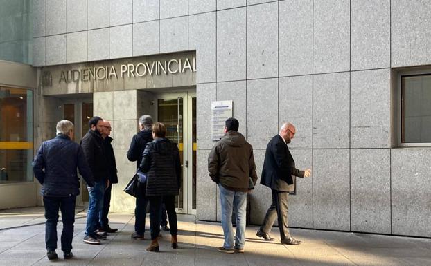 Los cinco acusados de estafar a Telefónica aceptan penas de uno a dos años de cárcel