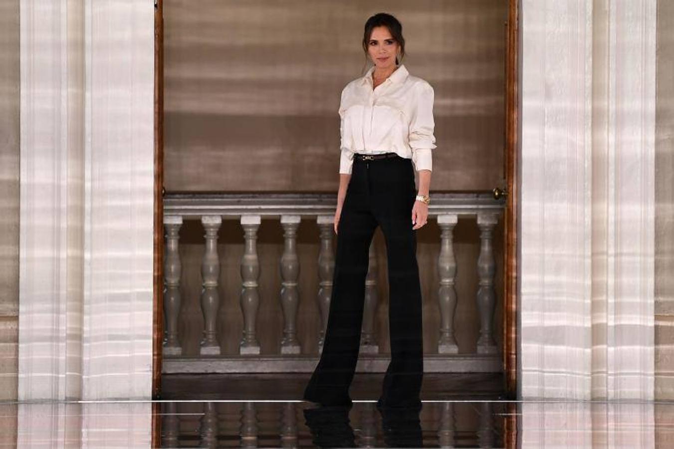 Sofisticación y modernidad en el desfile de Victoria Beckham