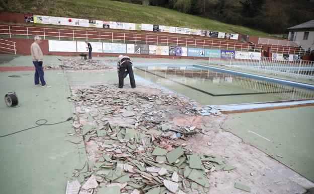 Comienzan las obras «altruistas» para arreglar las piscinas de Turón