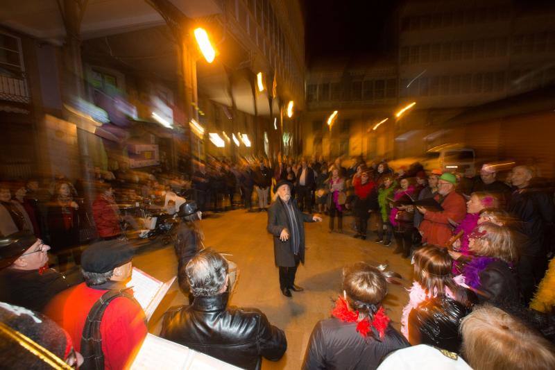 La fiesta de Comadres en Avilés se llena de baile y disfraces