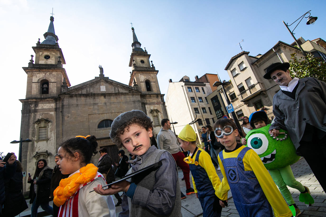 Bollos, folixa y niños en la Pola