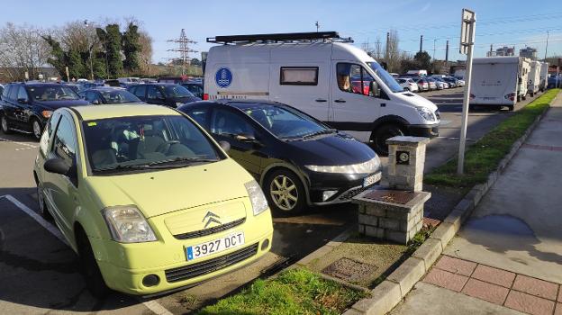 La Policía Local sanciona a dos turismos por utilizar el área de autocaravanas