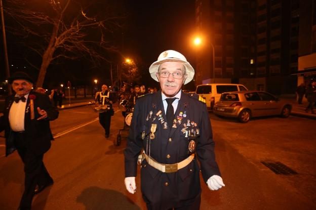 Llaranes adelanta el antroxu a ritmo de fanfarrias y desfile por la calle