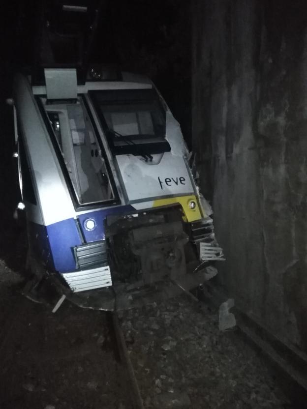 Tres heridos al descarrilar en La Coruña un tren que cubría la ruta Oviedo-Ferrol