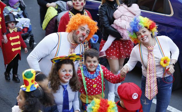 El antroxu Gijón Oeste insta a «vivir un mundo al revés donde no quede títere con comedia»