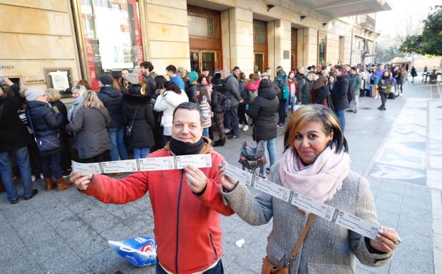 Colas interminables por un sitio en el concurso de charangas de Gijón